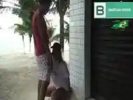 Coroa sarada gostosa fica pelada na praia &eacute_ faz loucuras. ( V&iacute_deo completo no xvideos red )