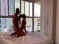 Couple amateur exhibe leur baise torride aux fen&ecirc_tres de leur chambre d&rsquo_h&ocirc_tel en Colombie