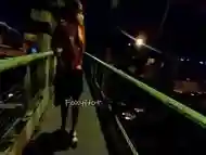 Cruzando el puente y termino desnudandome por completo. (video completo en mi canal premium de xvideos)