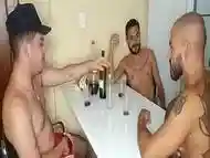 Cu de b&ecirc_bad&oslash_ gay n&atilde_o tem dono - m&eacute_nage com amigos e dupla penetra&ccedil_&atilde_o (Guilhermedott)