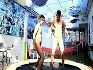 Desnudo saltando en  trampol&iacute_n