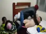 ENTRAN a la casa a ROBAR y follan a mis 2 ESPOSAS como PUTAS