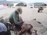 Estranho bem safadinho passando protetor solar em mim na praia