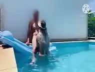 FINAL DE SEMANA ENSOLARADO, NADA MELHOR DO QUE FUDER NA PISCINA PARA REFRESCAR