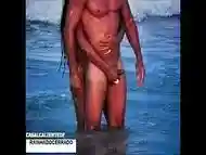 FUDENDO DELICIOSAMENTE NA PRAIA COM MACHO SARADO