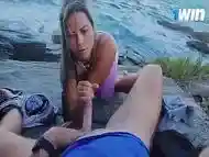 Garota brasileira mamando com for&ccedil_a em cima das pedras !