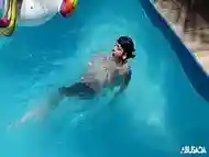 Garota safada brincando na piscina - Candy Crush Brasil