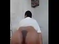 Gay passivo com bunda enorme rebolando o rabao cheio de oleo