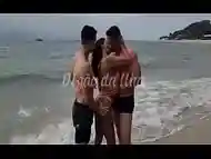 Gostosa fudendo com dois na praia