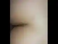 Haciendo doble penetraci&oacute_n dp con mi amigo y mi esposa. El pene se sale y lo volvemos a meter en su vagina. Le damos palmadas en su culo.