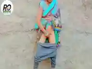 Indian Desi roboplx bhabhi ne saree show karke dikhai palambar vale ke chut ghar chudai Gand