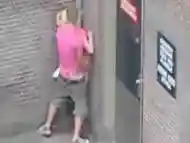 Jeune mate une milf se faire baiser contre un mur dans la rue