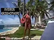 Kriss Hotwife Se Exibindo Na Piscina Do Hotel Com Seu Biquini String