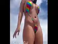 Kriss Hotwife na praia de micro biqu&iacute_ni