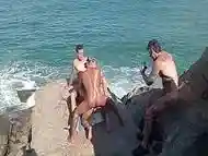 LEVANDO LEITADA DOS AMIGOS NA PEDRA DA PRAIA DE ABRIC&Oacute_ (COMPLETO NO RED)