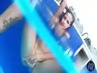 Lady Milf fazendo aquele jogo de sensualidade na piscina