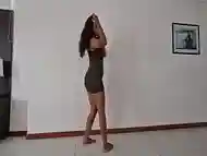 Latina culona bailando con las bragas humedas