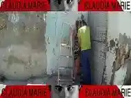 Le quito las bragas a la gorda y le hago una buena comida de conÌo contra la pared.