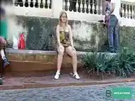 Loira se exibi nas ruas de S&atilde_o Paulo, vai at&eacute_ o metr&ocirc_ e mostra a buceta, e amiga faz boquete dentro da esta&ccedil_&atilde_o. ( Completo no xvideos red )