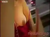 MESSALINA - CASADA EXIBICIONISTA SAFADA COLOCA OS PEITOS PARA FORA E DEIXA OS MOTORISTAS E VOYEURS VEREM SUAS TETAS NATURAIS