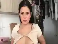 Madrastra milf latina ense&ntilde_a a su hijastro como folla con su amante