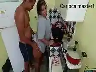 Marido chega para almo&ccedil_ar e fode mulher em quanto ela cozinha