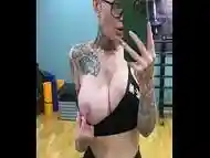 Mastrubation my pussy in the gym, bald girl