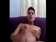 Masturbando no sof&aacute_