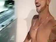 Mike Hot Depois Do Atendimento em Copacabana, Com Sua Piroca Estalando N&atilde_o Resiste e Bate Uma Punheta No Banho Para Seus F&acirc_s