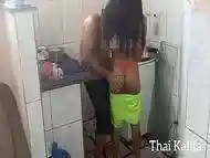 Minha enteada visitante Thai Kalifa come&ccedil_a a limpar a cozinha e minha esposa myllena Rios no trabalho - Leo Ogro: