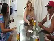 Nem sabe que &eacute_ corna !!! No jogo de cartas fodi escondido a melhor amiga da minha namorada  .  Paty Bumbum - Alex Lima - El Toro De Oro - Melissa Alecxander - Clarkes Boutaine  . Completo no red