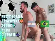 Partida o fan&aacute_tico Argentino Perde para o Brasil - Ele goza na Bunda - Com Alex Barcelona &amp_ Cassiofarias