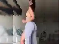 Se le marca toda la raya mientras baile con vestido apretado