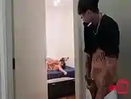 Tocando uma punheta gostosa enquanto assisto minhas amigas fodendo gostoso na minha cama