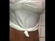 Trecho - Esposa se exibindo para o comedor tomando banho bronzeada e de camiseta molhada depois da praia. - Completo no XVIDEOS RED