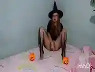 UNA BRUJA TRAVIESA EN LA NOCHE DE HALLOWEEN