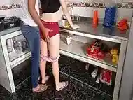 insolita follada le dio cuando estaban solos en casa : mientras esta en la cocina se la follan y se corren en sus lindas bragas y en su culo