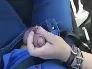 mi novia jugando mientras vamos en el coche