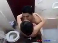 Amateurs fucking in the toilet