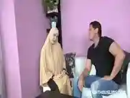 Buxom muslim lady knows how tu suck a dick