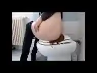 Girl shitting on the cover of wc then eat her poo