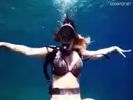 Kasanadra Lufi masturbates her hot twat in the sea