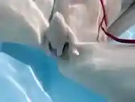 Masturbation dans la piscine de l''hotel juste avant la baise