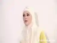 Muslim wife for the first time at the photographer