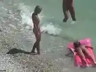 Junge Mädchen nackt am Strand