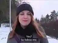 Blondes Girl im Schnee zum Sex überredet und mitgenommen